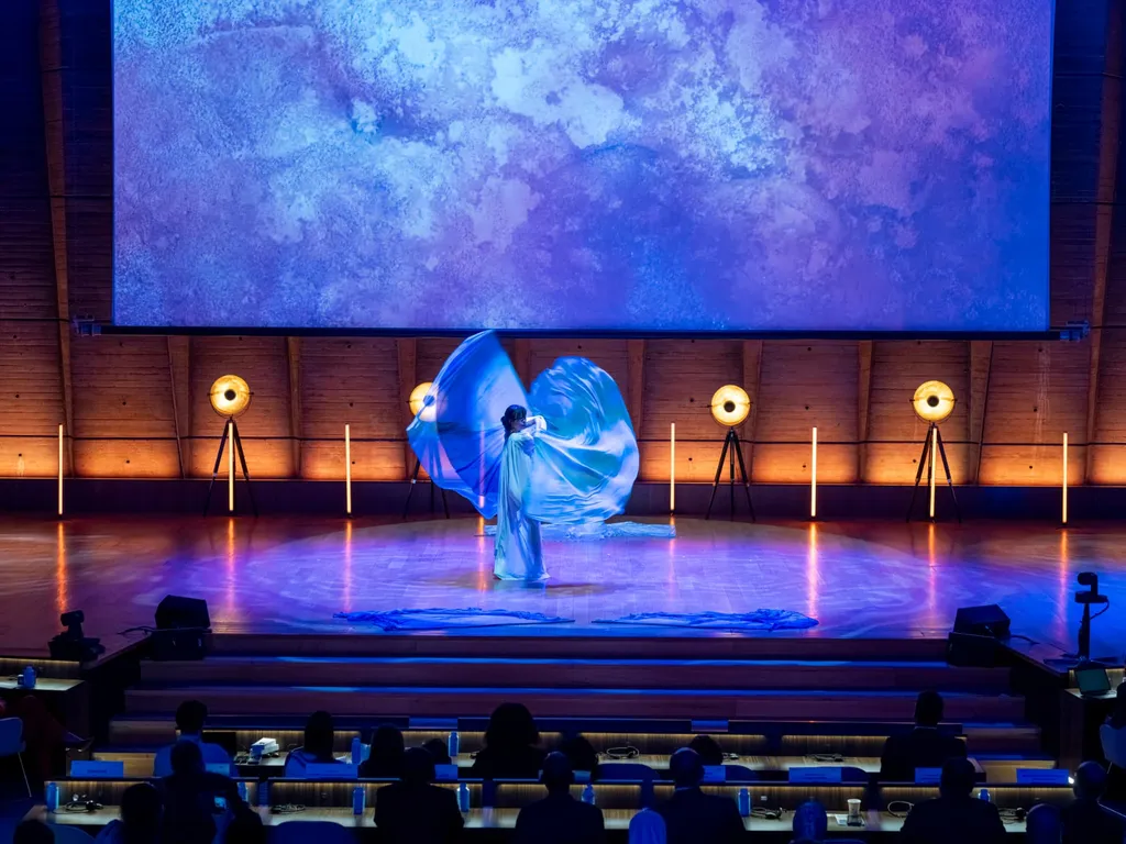 Rotation du voile bleu sous les projections minérales.