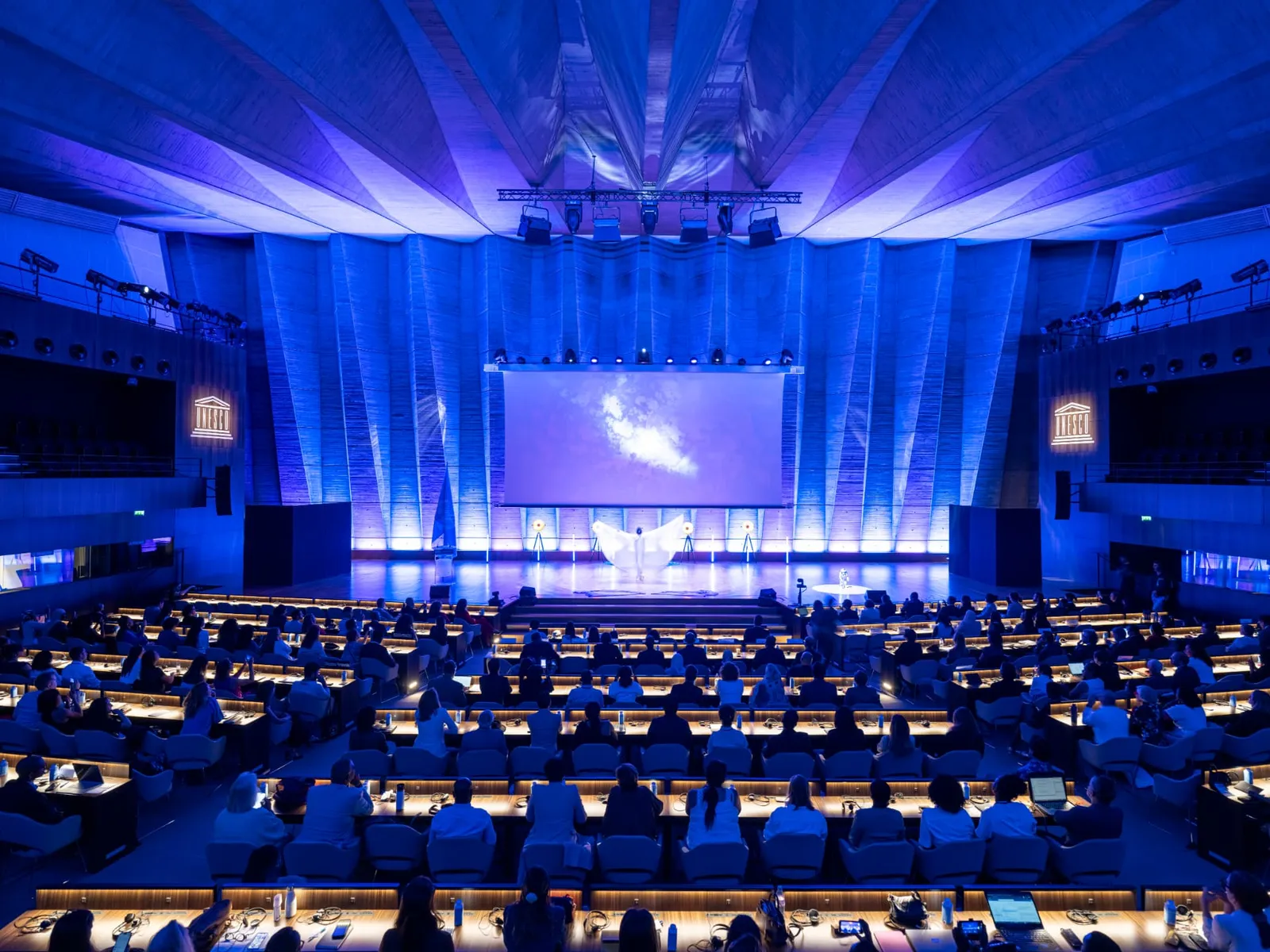 Salle principale de l'UNESCO, Paris : la performance Codes Morpho vue depuis l'auditorium.