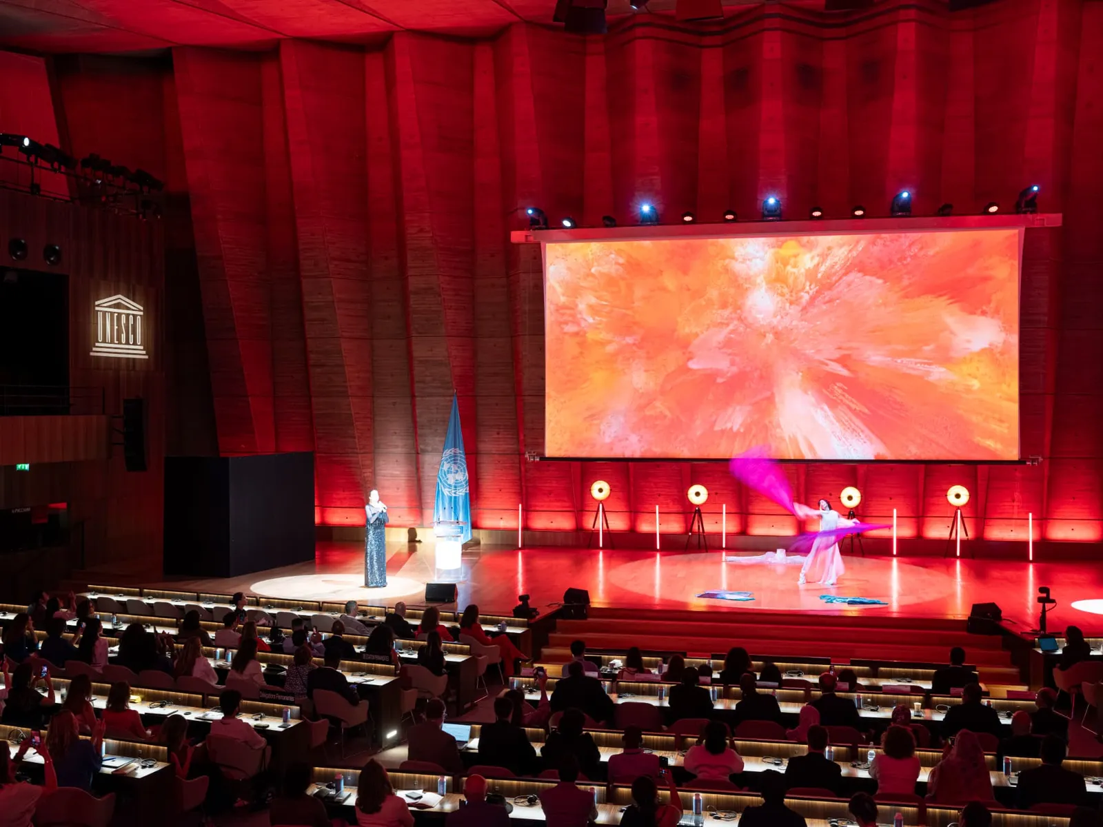 Scène rouge de l'UNESCO : projection picturale et envolée du textile.